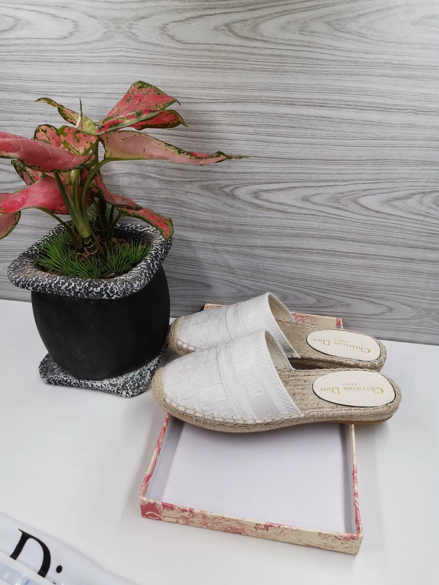 👟👟Ex-factory price 400👟👟 In 2020, new colors are coming simultaneously on the official website of the DIOR fisherman shoe series: original development, original anatomy display, exclusive outsole, you can compare as you like.  [Material] 1⃣️Sole: The only 1:1 exclusive rubber sole on the market 🌸. Fabric original embroidery. Lining: imported sheepskin, delicate and soft. [Size] 35-40.